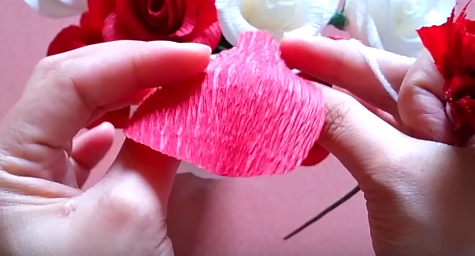 3 cách làm bông hồng bằng giấy nhún