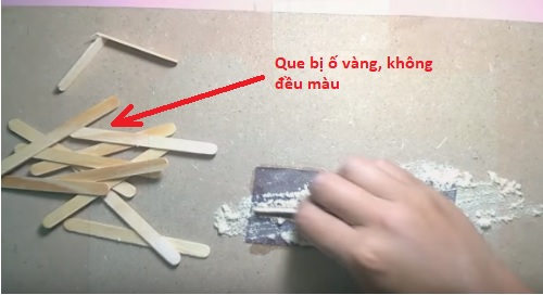 Que bị ố vàng và mình phải mài rất mệt