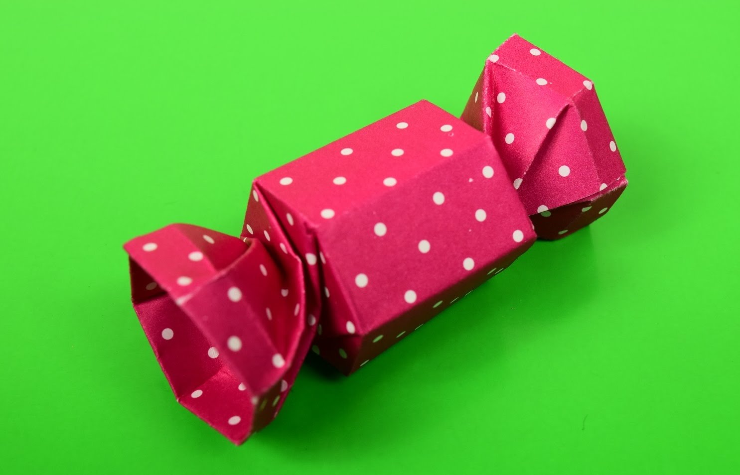 Cách làm hộp đựng kẹo bằng giấy và keo sữa