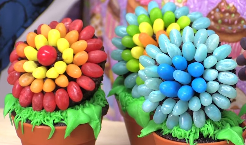 Trang trí bánh cupcake hình bông hoa bằng kẹo dẻo
