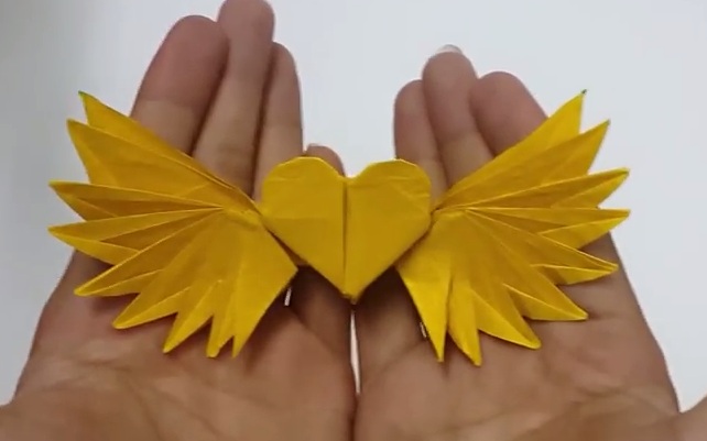 Origami đôi cánh: Nếu bạn yêu thích nghệ thuật gấp giấy đầy thử thách, hãy thử tạo ra một bộ cánh tuyệt đẹp từ những tờ giấy đơn giản. Tìm hiểu các bước cơ bản và từ từ tạo ra những kỷ lục của riêng mình. Đôi cánh sẽ là một tác phẩm nghệ thuật độc đáo để trang trí cho không gian của bạn.