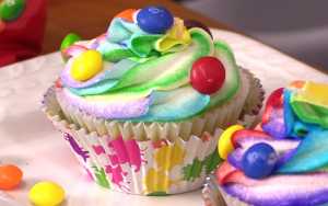 Cách làm Cupcakes kẹo Skittles với kem bơ 7 sắc cầu vồng.