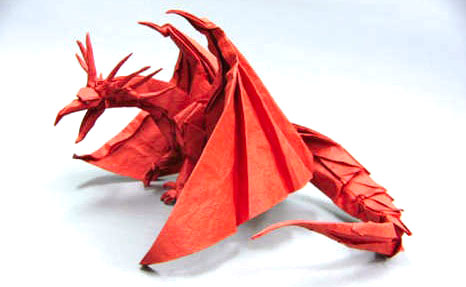 Origami rồng giấy là một nghệ thuật tuyệt vời, và hình ảnh này sẽ cho bạn thấy được sự tinh tế và sức mạnh của nó. Hãy cảm nhận được sự dịu dàng và nghệ thuật từ các chi tiết trong tác phẩm này.