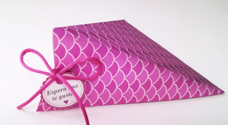Cách làm hộp quà ấn tượng bằng giấy hồng