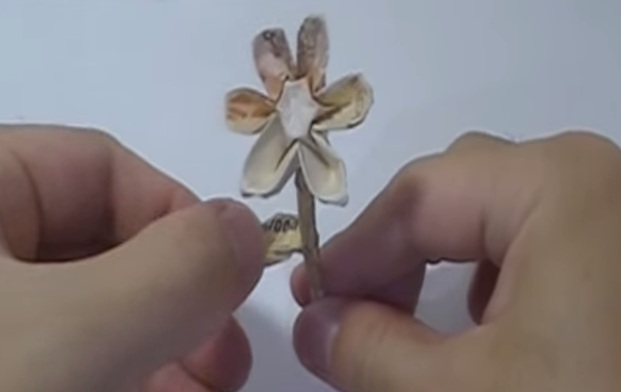 Cách gấp hoa bằng tiền giấy theo phong cách Origami
