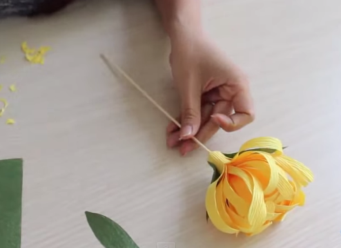 Cách làm hoa cúc bằng giấy nhún