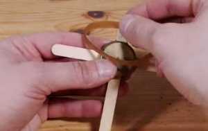 Cách làm nỏ mini từ nắp chai