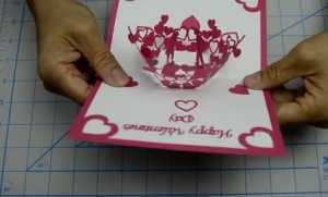 Cách làm thiệp valentine đính nụ hôn 3D lãng mạn