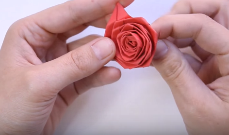 Cách làm hoa hồng bằng giấy cuộn
