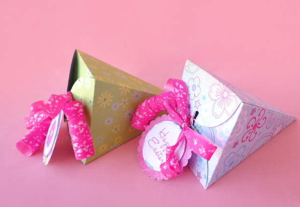 Gấp hộp quà hình lăng trụ đứng tam giác có thể áp dụng vào việc trang trí hay làm quà tặng như thế nào?
