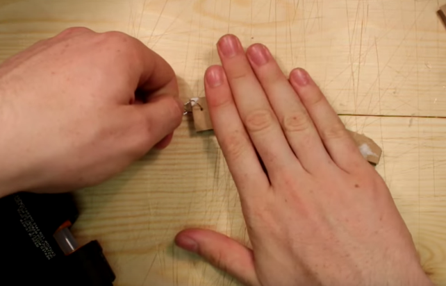 Cách làm cung tên đeo tay bằng giấy 