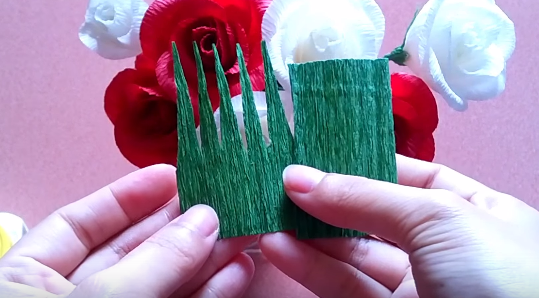 3 cách làm bông hồng bằng giấy nhún