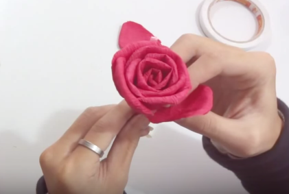 3 cách làm hoa hồng bằng giấy nhún tuyệt đẹp