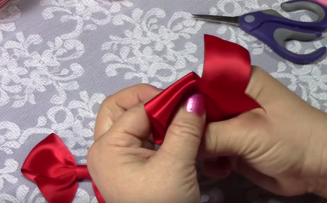 Cách làm nơ gói quà bằng vải
