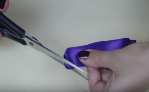 Cách làm nơ gói quà bằng dây ruy băng