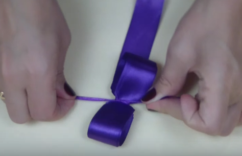 Cách làm nơ gói quà bằng dây ruy băng