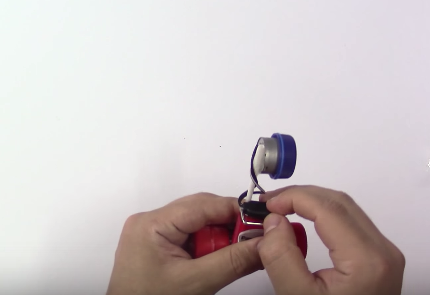 Cách làm xe ô tô đồ chơi từ nắp chai nhựa và pin