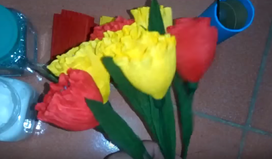Cách làm hoa tuylip bằng giấy nhún