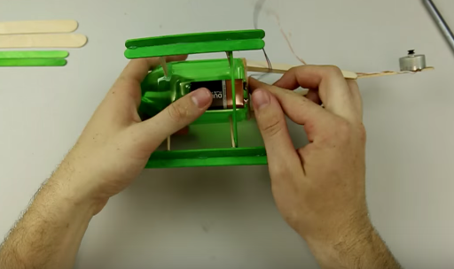 Cách làm máy bay trực thăng từ vỏ chai nhựa