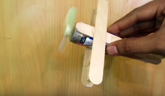 Cách làm máy bay chuồn chuồn từ que kem