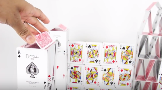 Cách làm nhà cho búp bê bằng những lá bài