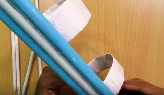 Cách làm súng giấy gắn ống tay giống người ngoài hành tinh