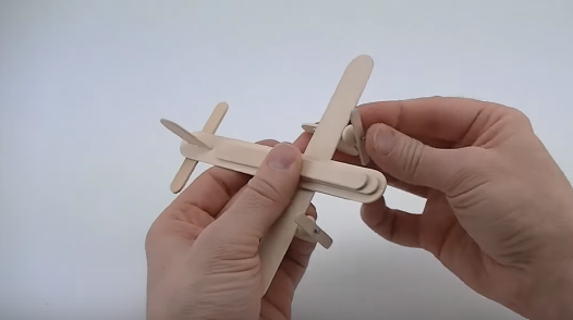 Làm mô hình máy bay đơn giản bằng que đè lưỡi