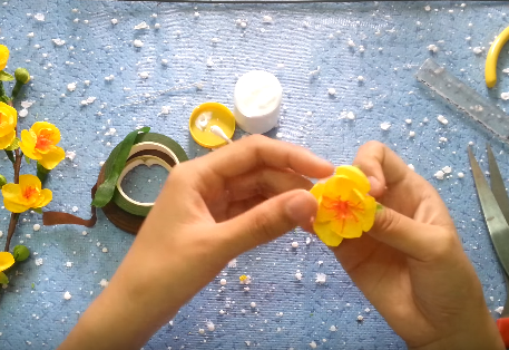 Cách làm hoa mai bằng giấy nhún tuyệt đẹp