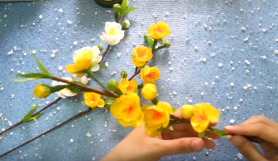 Cách làm hoa mai bằng giấy nhún tuyệt đẹp