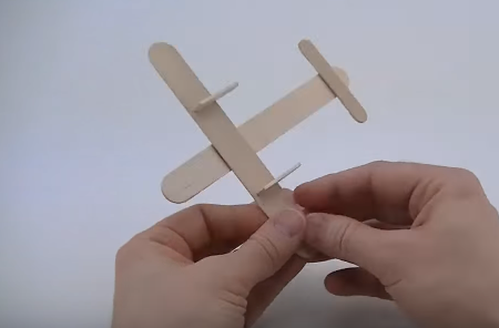 Làm mô hình máy bay đơn giản bằng que đè lưỡi