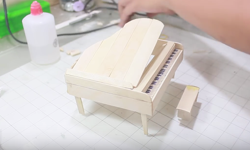 Cách thực hiện đàn piano bằng que đè lưỡi