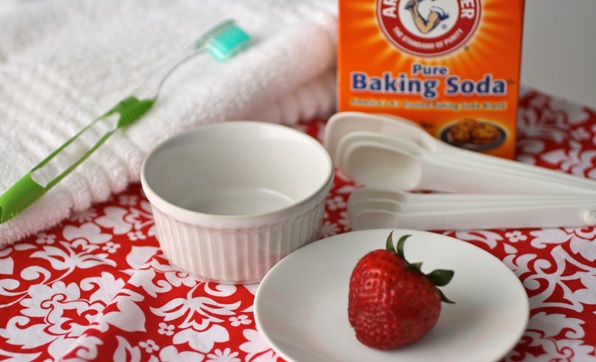 Làm trắng răng với baking soda và dâu tây