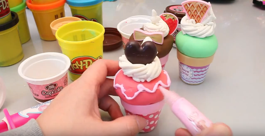 Step 5: Use a basic ice cream bag to squeeze the cream (with pink, pasty clay) into a pink cream line around the strawberry ice cream cup.