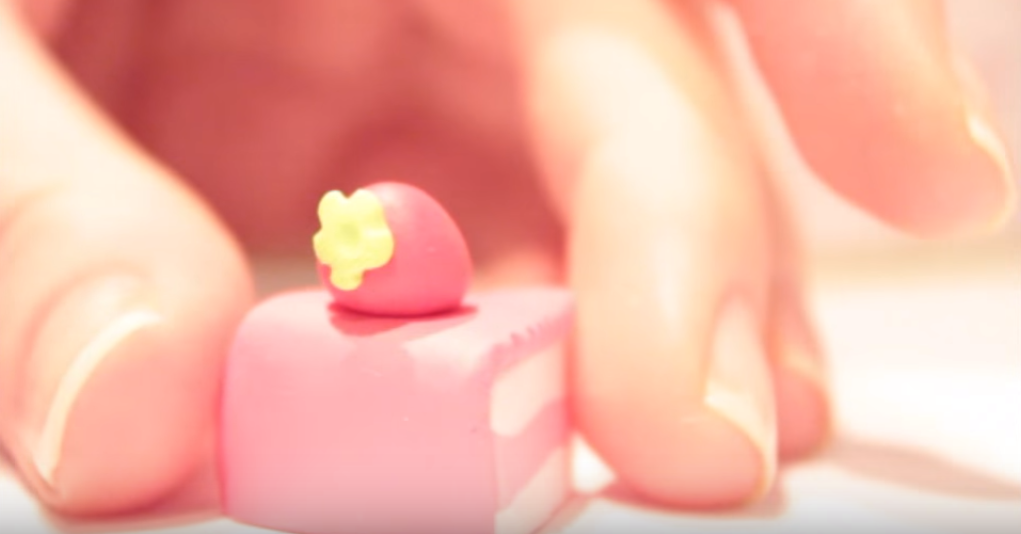 Cách làm móc khóa hình miếng bánh kem dâu bằng đất sét Nhật siêu đáng yêu