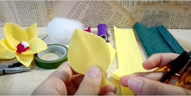 Cách làm lan hồ điệp bằng giấy nhún