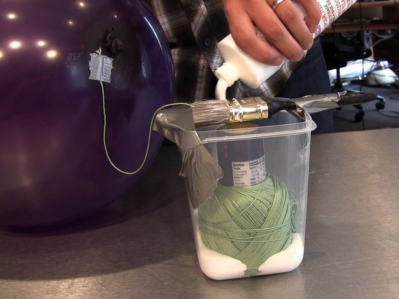 Cách làm đèn treo bằng len và keo sữa