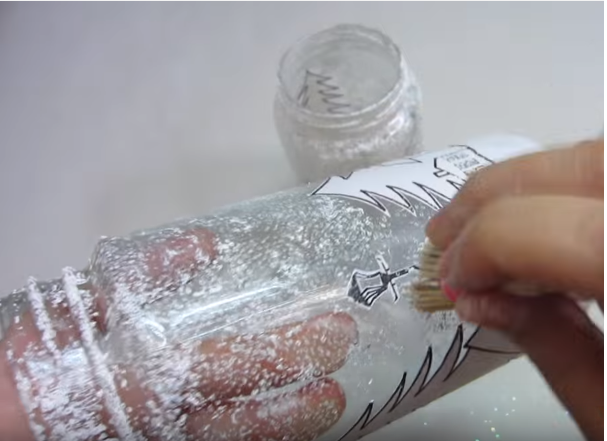 Cách trang trí lọ thủy tinh bằng keo sữa