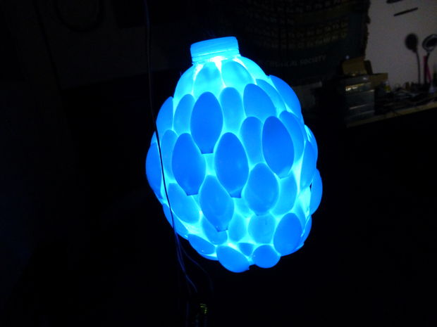 Cách làm đèn bằng thìa nhựa siêu độc đáo