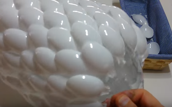 Cách làm đèn bằng thìa nhựa siêu độc đáo