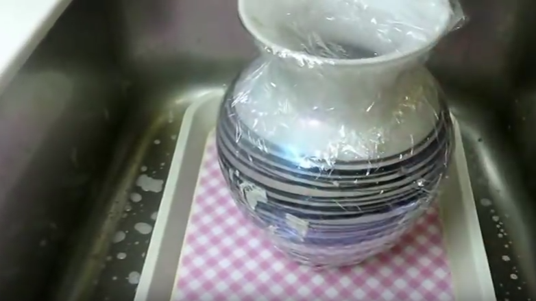 Cách làm bình hoa dễ thương từ giấy báo và keo sữa