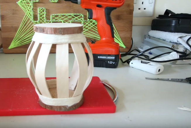 Cách làm chiếc đèn siêu ấn tượng từ que kem