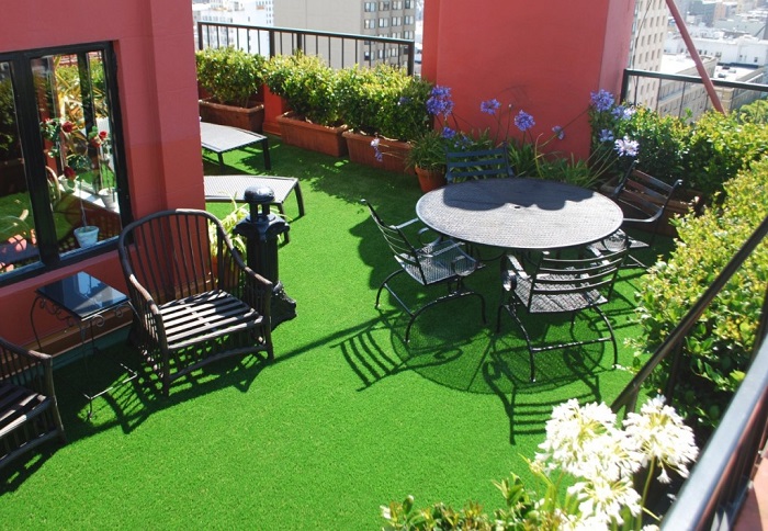 Thiết kế quán café đẹp bằng cỏ nhân tạo