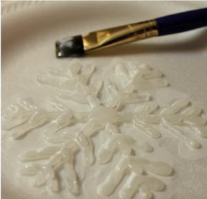 Cách làm bông tuyết bằng keo nến