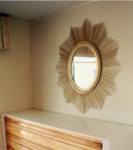 Cách trang trí gương treo tường bằng tăm tre vô cùng đẹp mắt