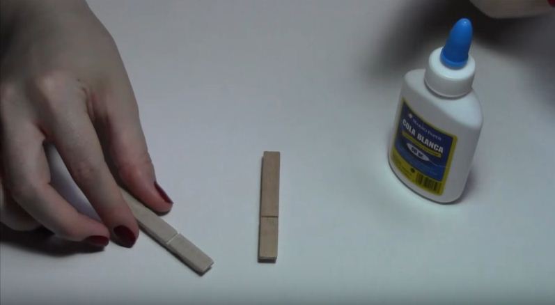 Cách làm chiếc bàn ăn nhỏ xinh bằng kẹp gỗ