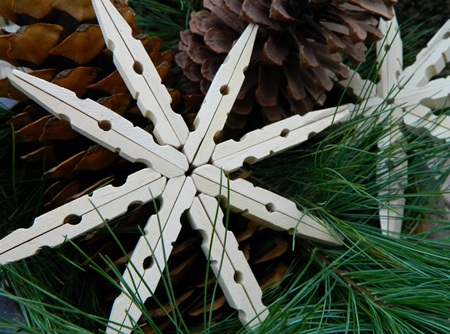 Một số cách trang trí nhà bằng kẹp gỗ mang hơi hướng Giáng Sinh