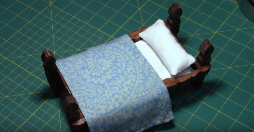 Cách làm chiếc giường bằng kẹp gỗ và que kem