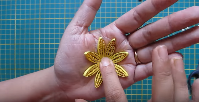 Cách làm giỏ hoa đẹp mê li bằng giấy xoắn