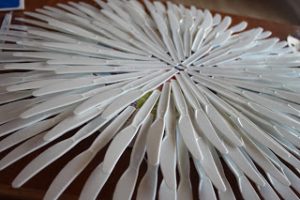 Cách làm hoa trang trí đẹp mắt bằng dĩa nhựa