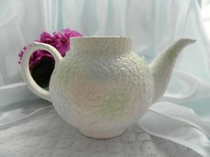 Biến tấu bình trà cũ thành lọ hoa đẹp mắt